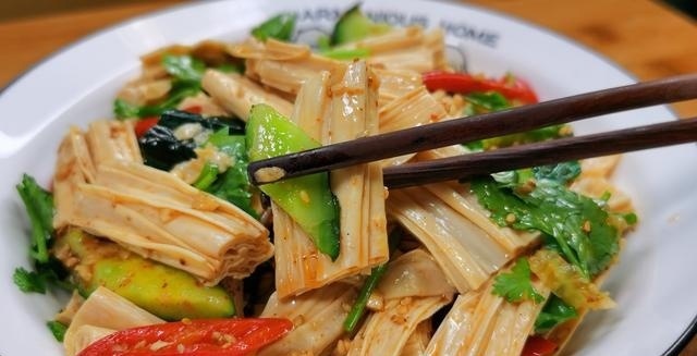 泡腐竹时,用热水还是凉水教你正确的做法,柔韧入味,鲜香开胃