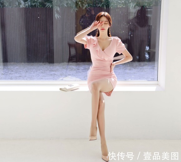 时尚搭配|女神孙允珠的时尚搭配：红粉雨韵翩跹花叶蝶包臀衣裙
