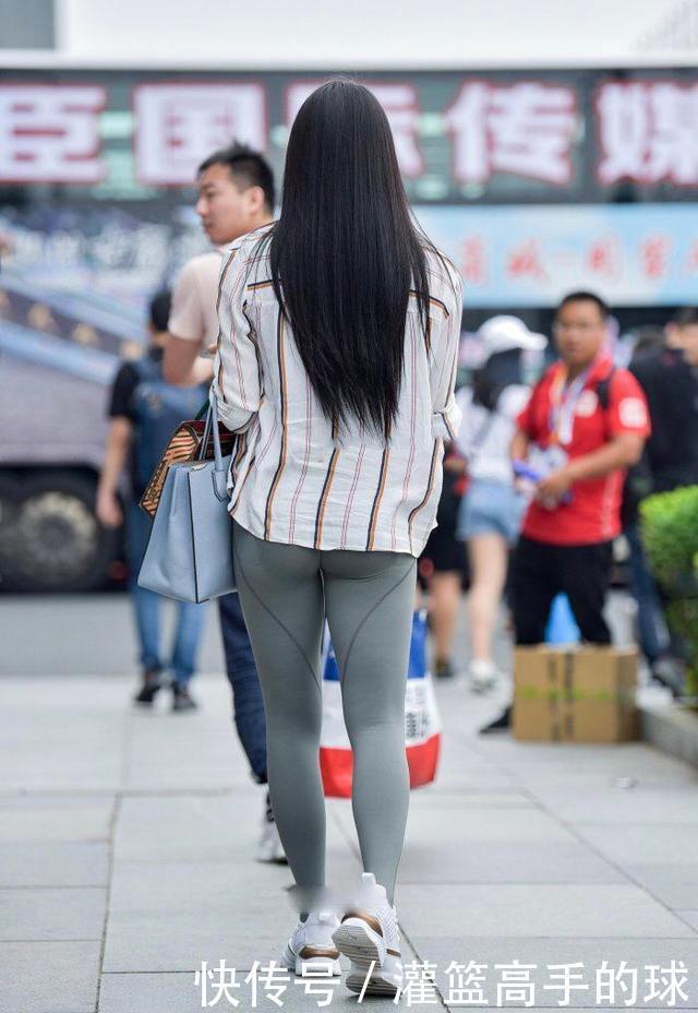 衬衫也能搭配运动风，紧身运动裤更能简洁地突显女生优雅的气质
