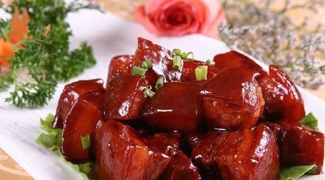 做红烧肉时，不要多加调料，加入这几种即可，红烧肉又软又糯