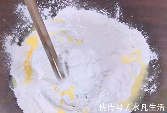 好吃|2分钟学会做油条，不用泡打粉小苏打，蓬松有嚼劲，比买的还好吃