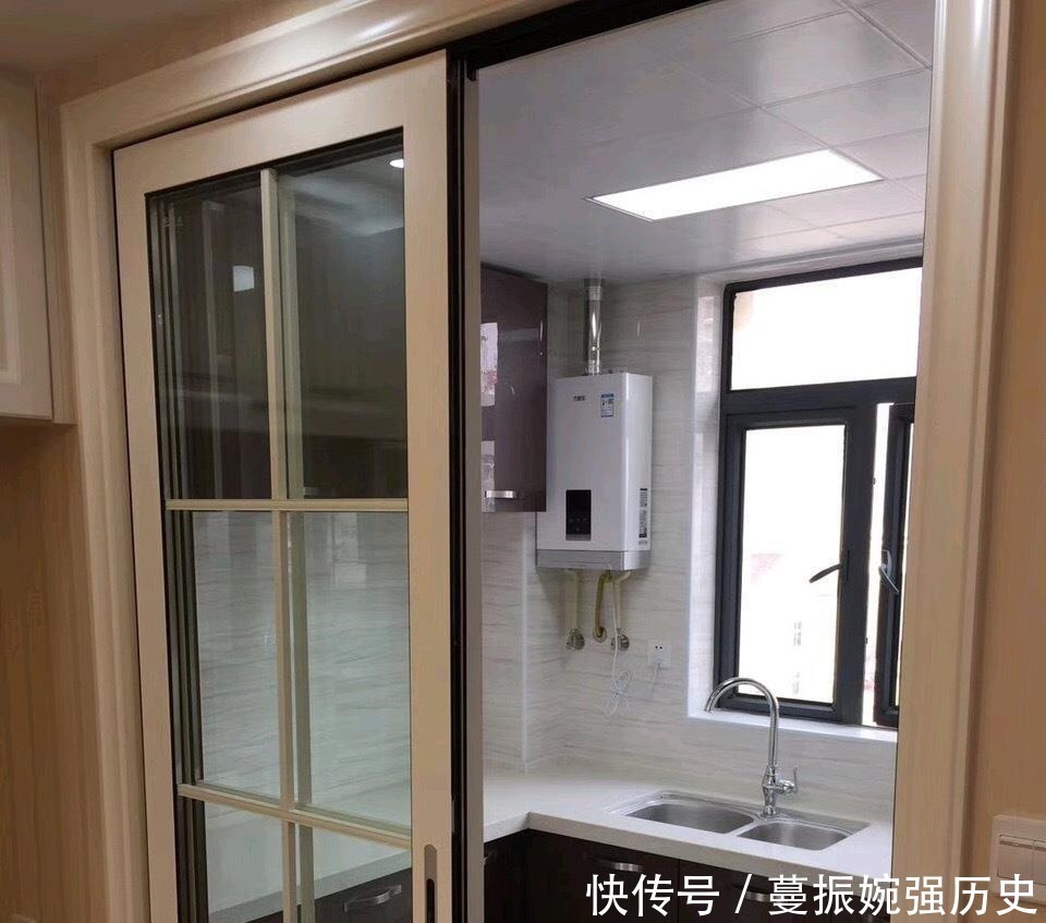 电视墙|刚做完保洁的新房,全屋漂亮极了,电视墙镶金边,估计你没见过