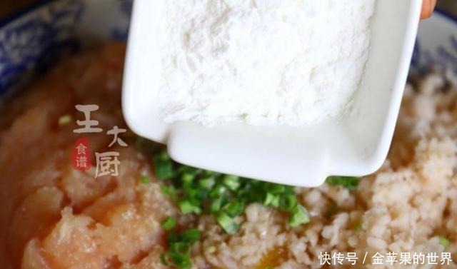 蒸莲藕鸡胸肉丸子这样做,超入味,一口一个,还不用担心长肉