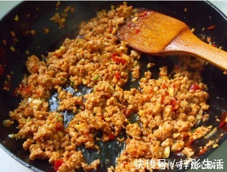 做麻婆豆腐时，别再焯水了，用上一个妙招，豆腐嫩滑入味不易碎