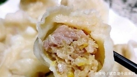 鲜嫩|做酸菜饺子时,掌握调馅技巧和用料,饺子鲜嫩多汁,越吃越好吃!