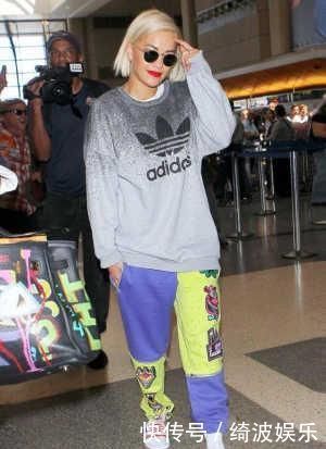 女人不管奔几,卫衣多穿4个“显白色”上身减龄显气色