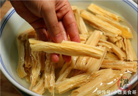 腐竹最忌直接清水泡，干货铺老板教我一招，泡的又快又软不夹生