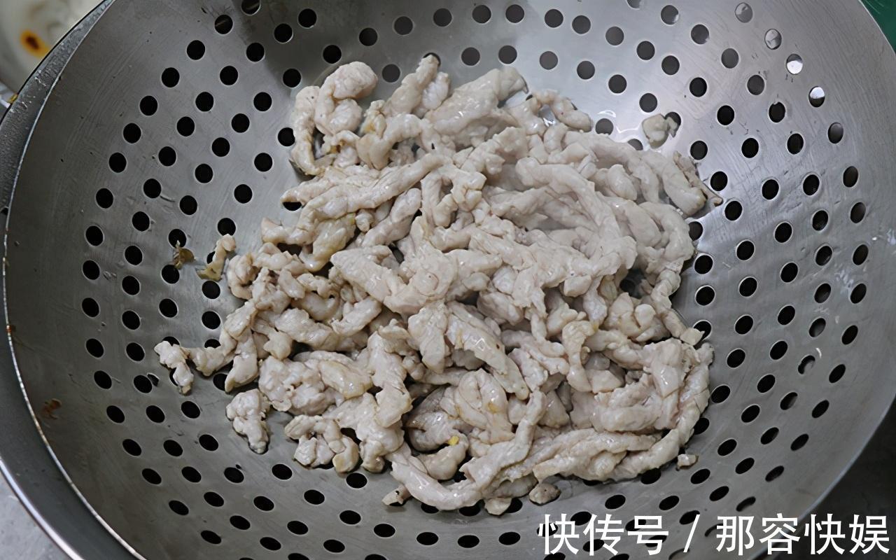 这道菜|家常菜茶树菇炒肉丝，肉丝鲜嫩，茶树菇干香，再挑食的孩子也爱吃