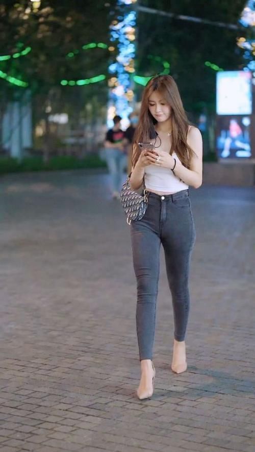 值得|修身牛仔裤搭配吊带短衫,个性清凉又显身材,年轻女生值得一试