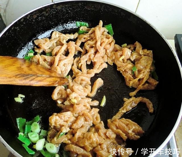 炒肉丝,为啥总粘锅,又老又柴大厨错在这一步,教你正确做法