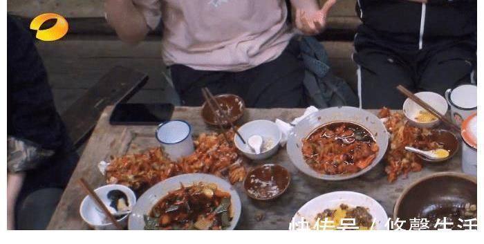 张艺兴和陈赫面对深夜小龙虾，表现大不同，张艺兴自律的让人吃惊