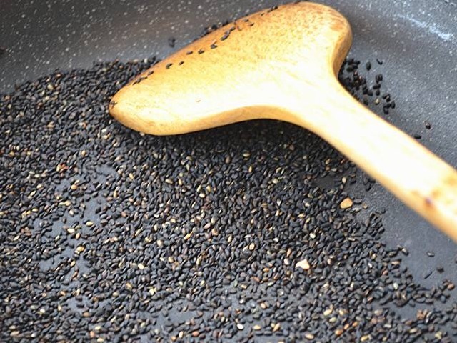 酒酿|都说女人比男人老的快,常吃3种抗衰老食物,让你皮肤光泽还细腻