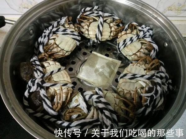 鲜美|清蒸蟹用冷水还是开水？牢记3个技巧，鲜嫩又鲜美，腿不掉黄不流