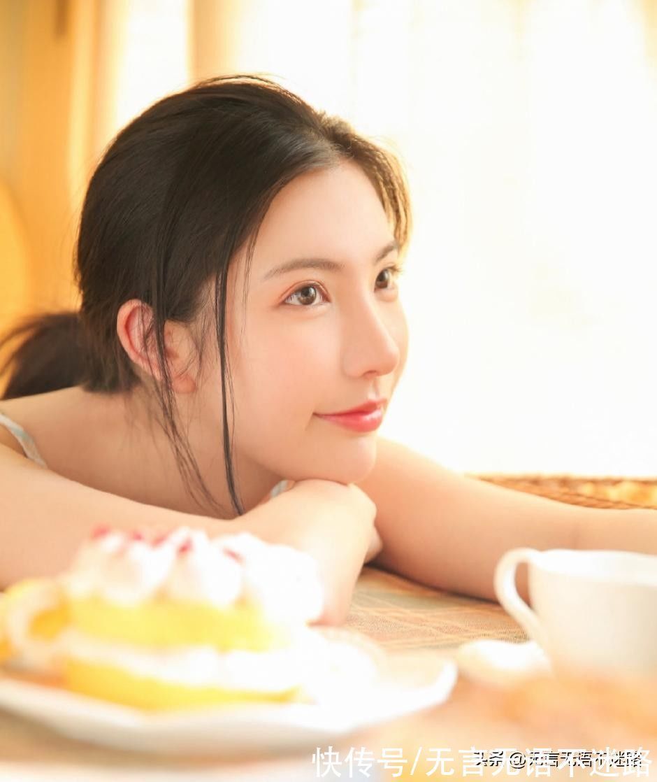 妆容 美女精致妆容搭配灵动造型,充满娇柔女性之美