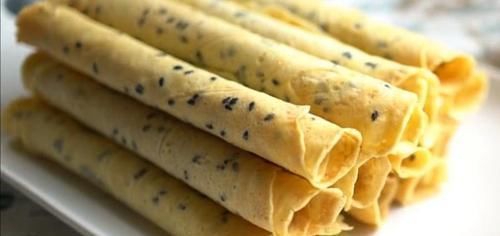 想吃蛋卷不用去买了,3个鸡蛋加一碗面粉,用手一捏就碎