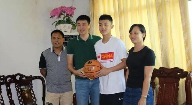 徐杰|曹芳和徐杰都是1米78，為何打不了CBA？