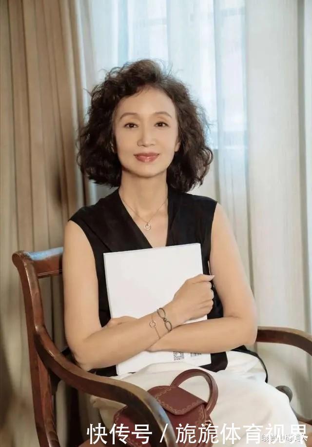 女人|女人50岁以后,春天少穿运动鞋,瞧三木妈妈这样穿,优雅显气质