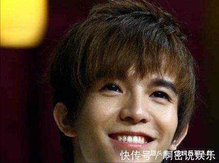 节目录制失控，何炅离席，成龙一脚踹向主持人，网友却说解气