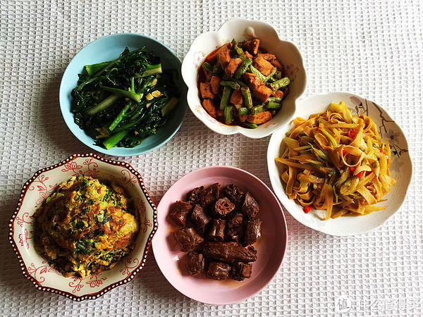蒜苗|一家三口的午餐，40元成本5道家常菜，花钱少吃得香，拒绝浪费
