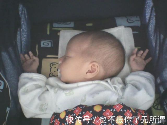 神经系统|新生儿为什么偏爱“投降式睡姿”,需要纠正吗很多家长做错了