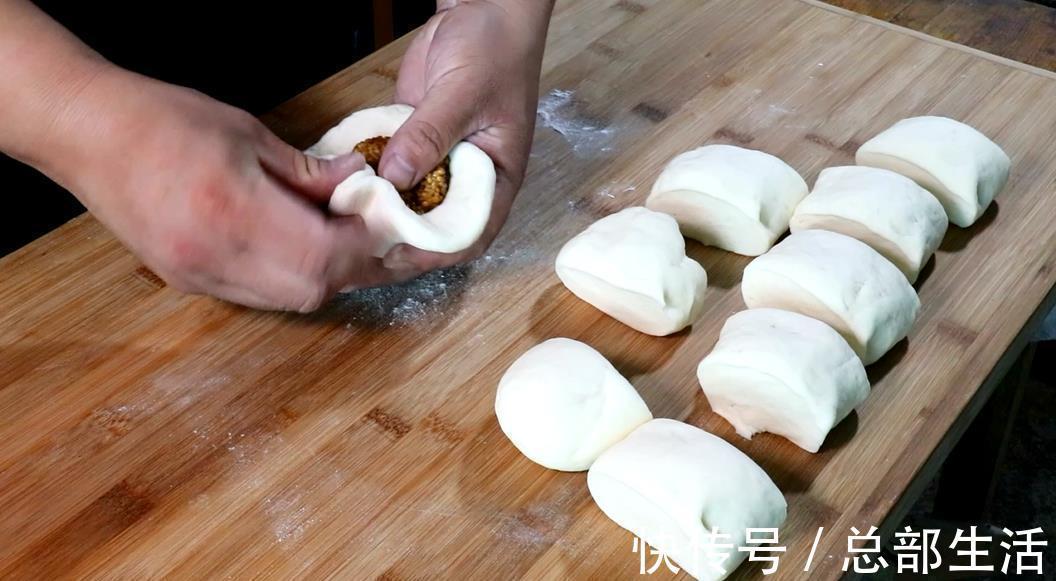 做法|面粉别只会蒸馒头，教你一种新做法，松软香甜，一顿5个不够吃