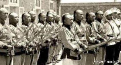 搂抱|晚清你没见过的照片女子当街被搂抱,最后一位妇人用洗衣脱水机!