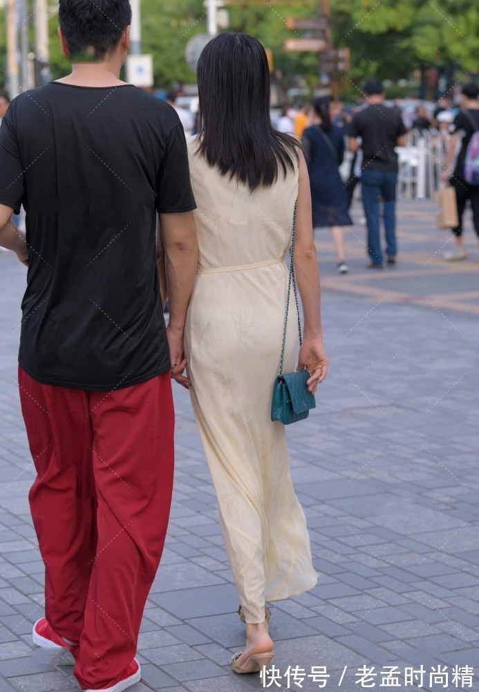 街拍|美女街拍：很优雅的气质美女，随和但不随便，总感觉像是在温柔的对我微笑