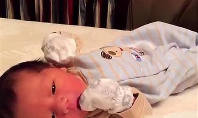 宝宝|为防宝宝抓伤脸、吮手指,给宝宝戴上手套可不值得,危害很大