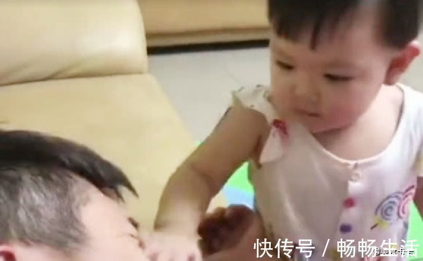 爸爸|萌宝打爸爸一巴掌,看见爸爸脸色不好,宝宝赶紧撒娇喊爸爸