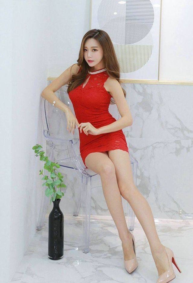 丝袜 白皙长腿遇上丝袜高跟鞋,每一步都凸显职业女神范