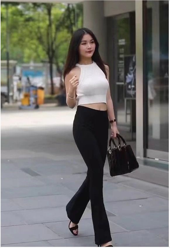 紧身裤 白色紧身挂脖针织露脐装,搭配低腰紧身裤,曼妙而优雅