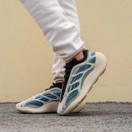 小程序突袭登记！Yeezy 700＂杰尼龟头＂配色发售，炒价2k多？