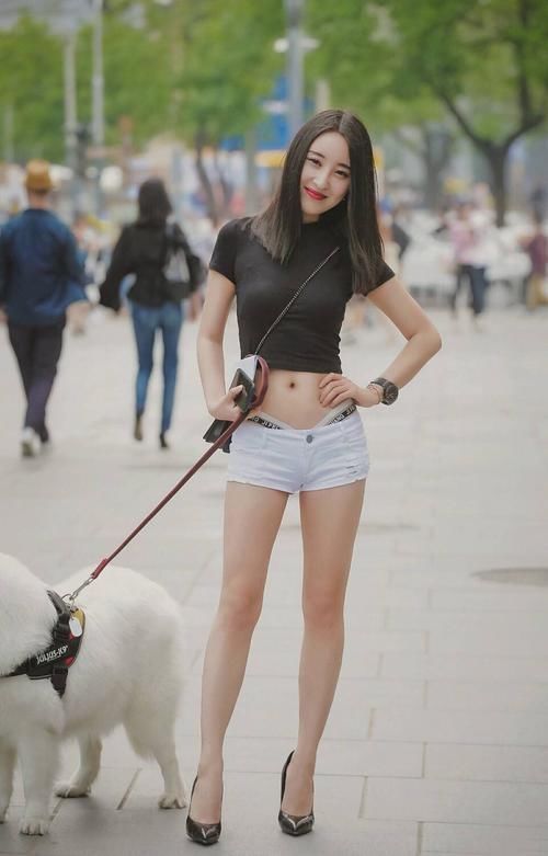 路人街拍一群身材很棒的小姐姐,“炫腹”+秀腿谁顶得住啊