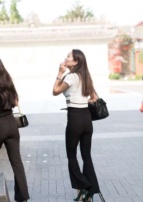 简洁的黑白配展现出她与众不同的美