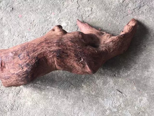  天价|地摊2万买了个木头“猪蹄”，切出天价手串