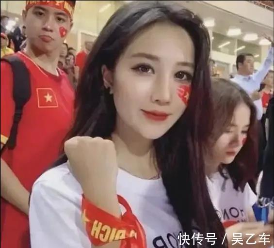 越南|央视镜头下越南美女球迷真多,李铁因祸得福,足协为何这么有钱?