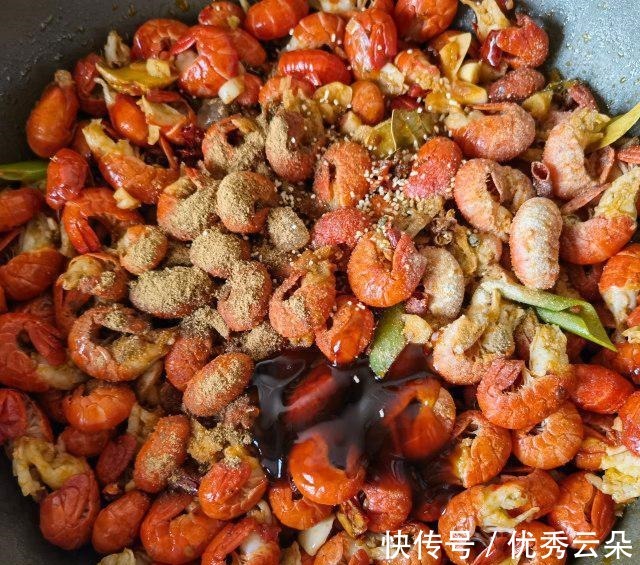 麻辣|芹菜洋葱炒龙虾尾，嘬一口龙虾尾，麻辣鲜香，好吃极啦！