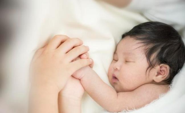 宝宝|宝宝睡觉时喜欢“抱大腿”,宝妈累到腿抽筋,是娃有了坏习惯吗?