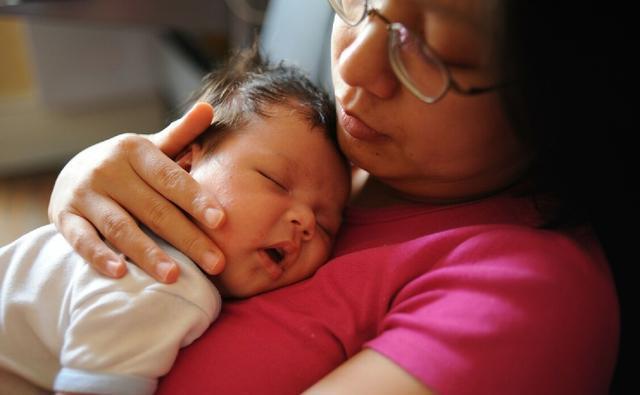 宝宝是“小夜猫子”,白天睡觉晚上不困怎么办?家长试试这3招