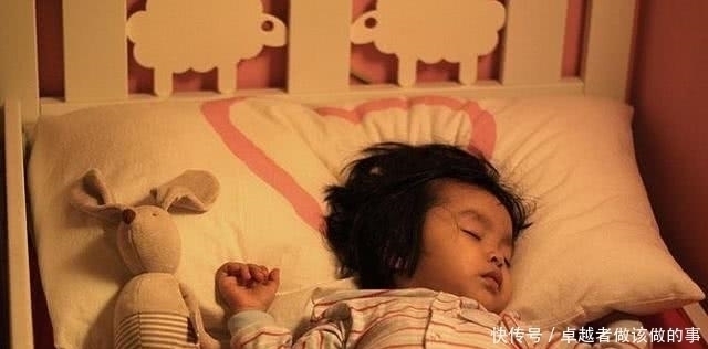 哄娃|宝爸进屋哄娃睡觉,结果自己呼噜声震天响,宝宝我太难了