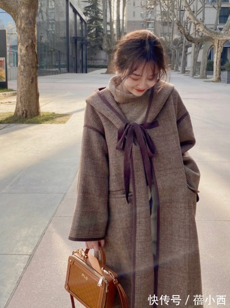 博主 羽绒服穿腻了?今年流行“大衣”,搭配毛衣、阔腿裤,时髦又洋气