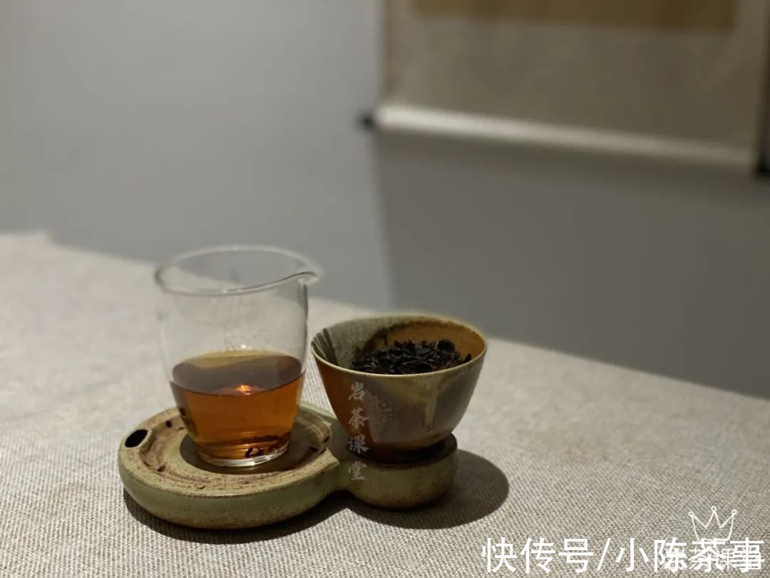 盖碗$3个方面分析，紫砂壶泡岩茶会苦的原因，很多人忽略了这个细节