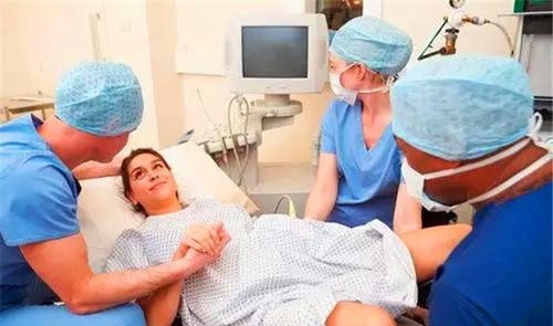 悠悠|生完小孩后,医生如果再次把手伸进产道,可能是在救产妇