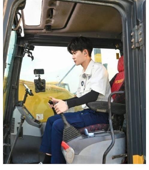 跑男全员开挖掘机路透出炉!Baby呆萌,白鹿专业,林一氛围感绝了