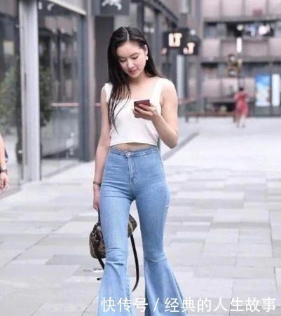曲线感|微胖美女穿喇叭牛仔裤，曲线感越发明显