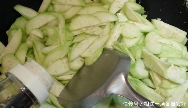 夏天要多吃絲瓜,清熱去火,美白補水,簡單一炒軟嫩鮮美,真不錯
