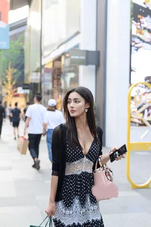 路人街拍颜值很好的时尚小姐姐,蕾丝波点裙凸显完美好身材