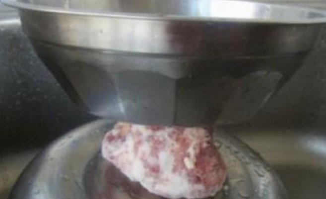 融化肉的时候，先不要用水泡，教你“三招”，快速融化，像新鲜的肉一样