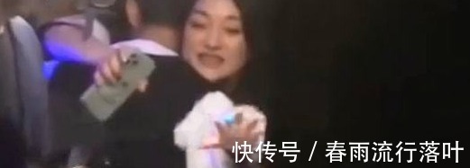 何炅和好友聚会,竟扑到周迅怀里哭泣,网友爆料原定节目换人!