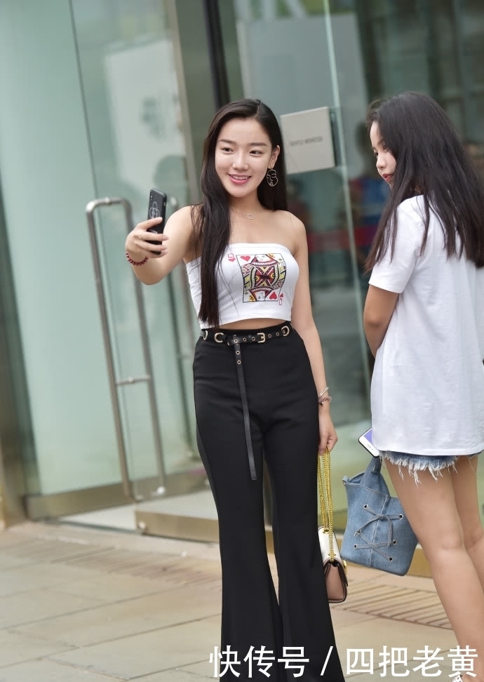 扑克中|小姐姐白色抹胸装有一个Q图案,这个Q带出了她迷人的身段!